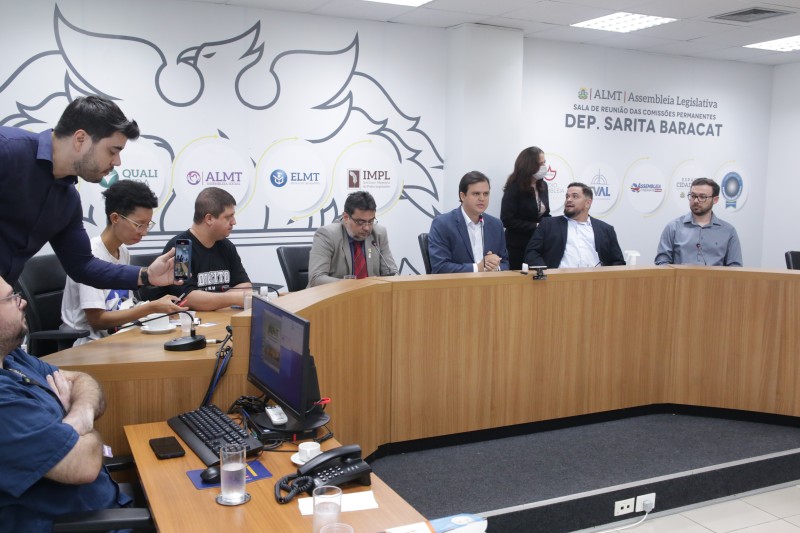 ALMT realiza reunião para discutir a situação do novo prédio da Unemat em Rondonópolis