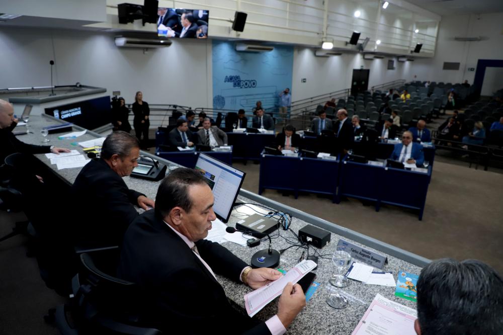 Projeto que concede benefício de R$ 300 para servidores aposentados é votado em 1ª discussão por deputados