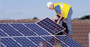 Preços de painéis solares continuam a cair no Brasil, apesar de novo imposto