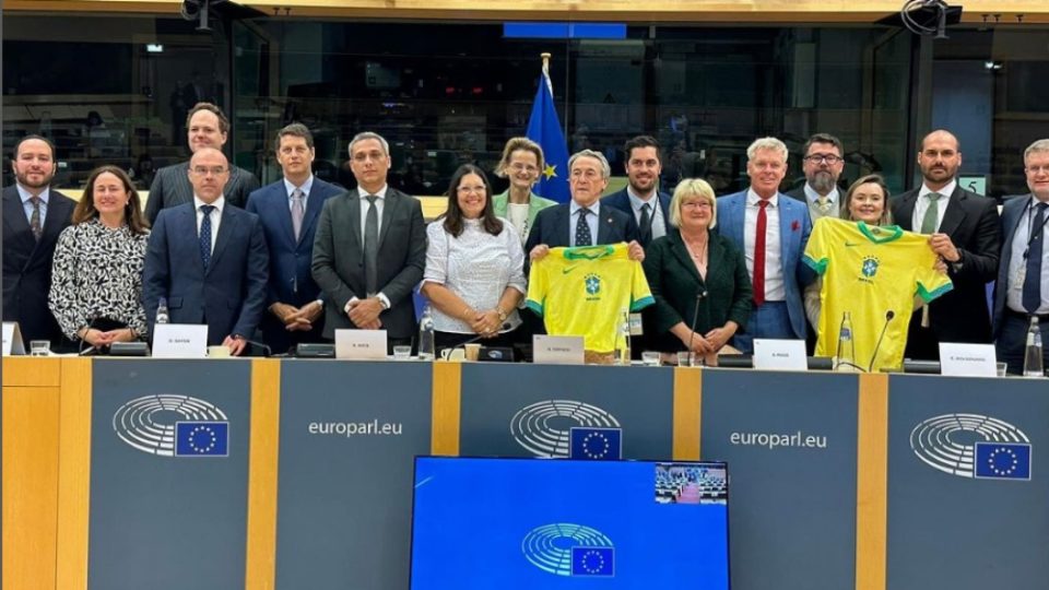 Oposição critica a 