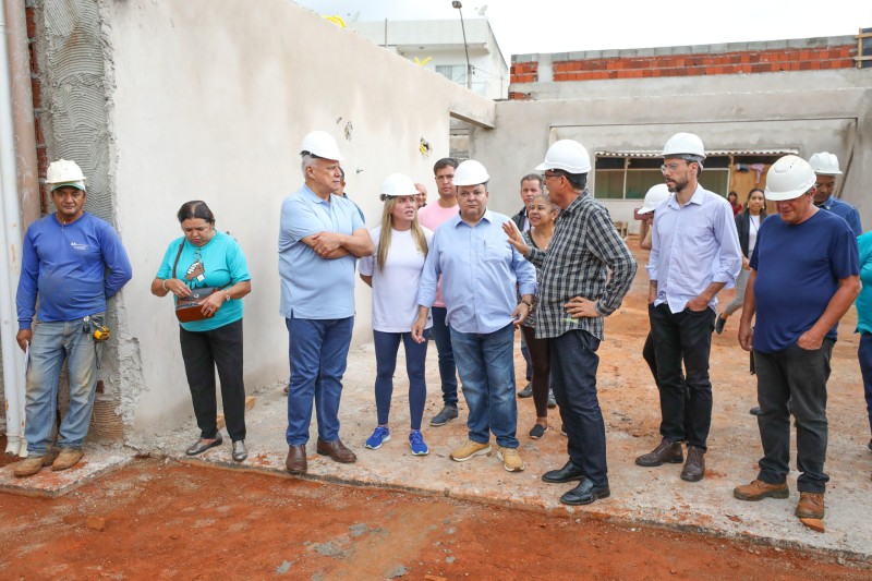 Governador visita obra da primeira creche da Vila Telebrasília