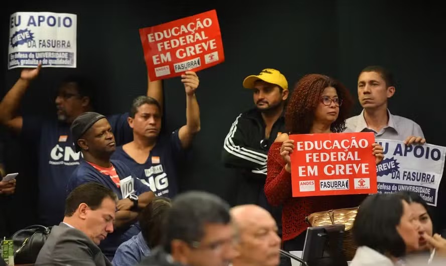 Greve atinge 48 universidades, 71 institutos federais em todo o país