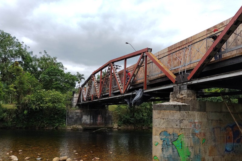 Reforma estrutural de ponte metálica em Morretes atinge quase 50% de execução