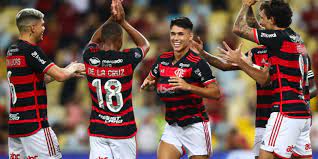 Flamengo brilha em vitória sobre São Paulo e conquista liderança do Brasileirão