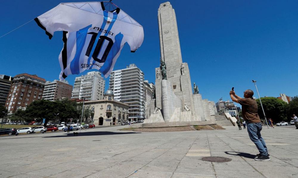 Homenagem: Messi tem camisa gigante exposta em sua cidade natal