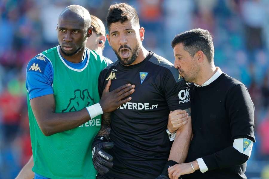 Goleiro brasileiro é agredido em Portugal após invasão de campo durante partida