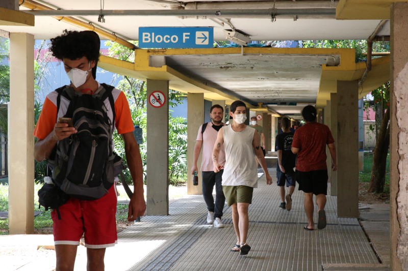 Uso de máscara volta a ser obrigatório em ambientes fechados da USP