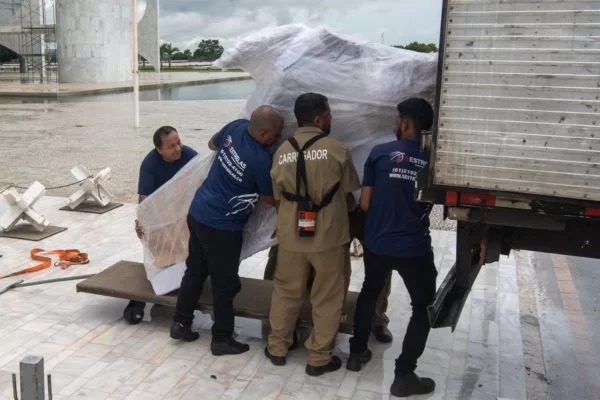 “Harley Mito” é retirada do Planalto por caminhão de mudanças