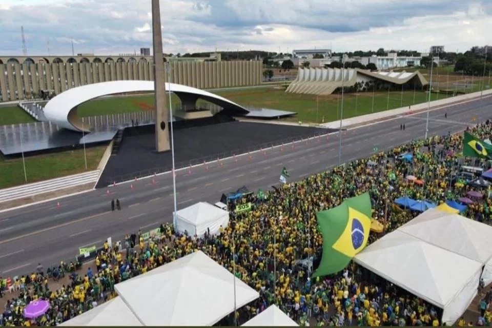 Exército amplia área de manifestantes acampados em Brasília