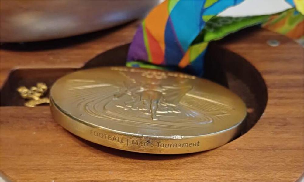 Relíquia do Futebol: medalha de ouro olímpica da seleção brasileira de 2016 à venda por R$ 170 mil