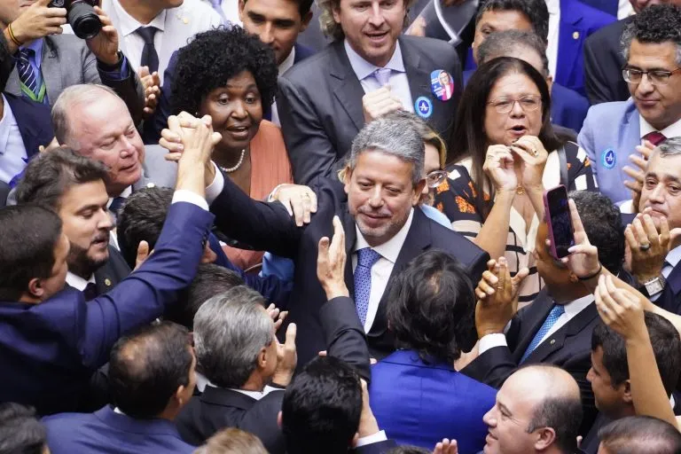 Jogo de Poder: As estratégias e alianças na disputa pela presidência da Câmara dos Deputados em 2025