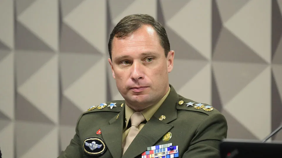 PF e FBI ouvem Mauro Cid em investigações sobre joias e cartões de vacinação