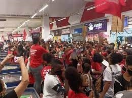 Vândalos ligados ao MST invadem Supermercado em Brasília