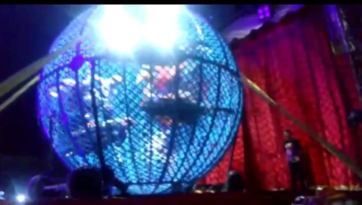 Acidente no globo da morte deixa motociclistas feridos em espetáculo circense em Campo Grande