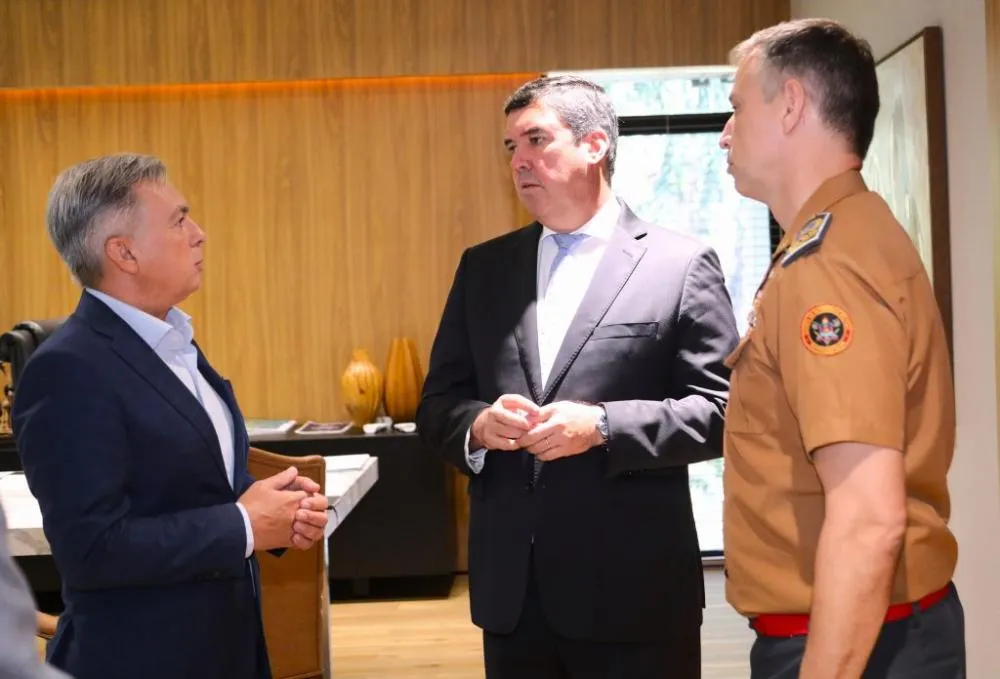 Governador Eduardo Riedel envia helicóptero e apoio ao RS após temporal devastador