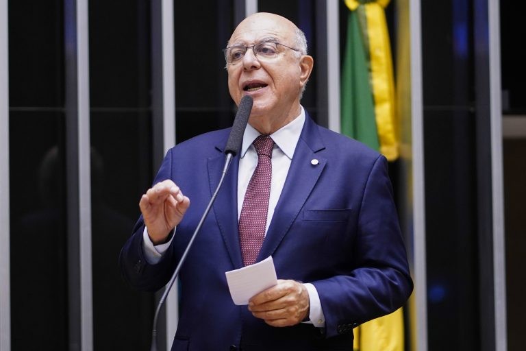 Comissão aprova projeto da Lei Marília Mendonça, com regras para sinalização de torres de transmissão de energia