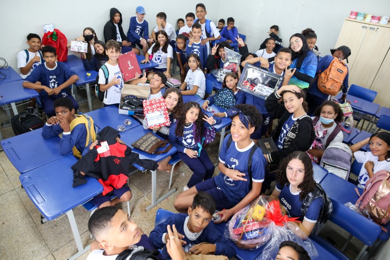 Crianças do Projeto Golfinho ganham presentes de trabalhadores da Caesb