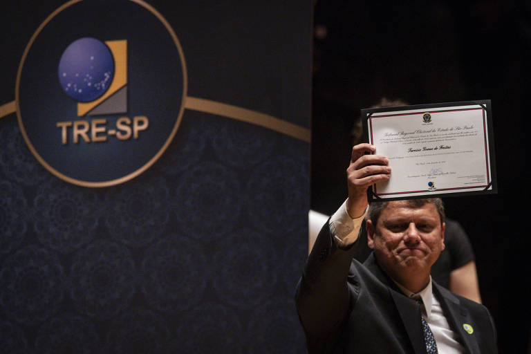 Tarcísio é diplomado em SP em meio a gritos de 