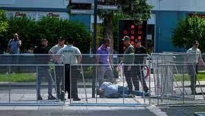 Crise Política na Eslováquia: Primeiro-Ministro Robert Fico é ferido em ataque a tiros após reunião ministerial