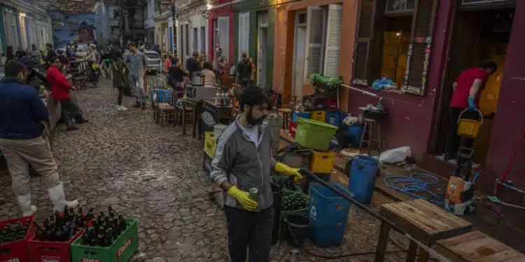 Após cheia histórica, comerciantes de Porto Alegre reabrem as portas nas ruas do Centro