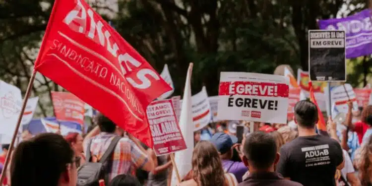 Governo Lula exige fim da greve de professores federais com acordo até segunda-feira 
