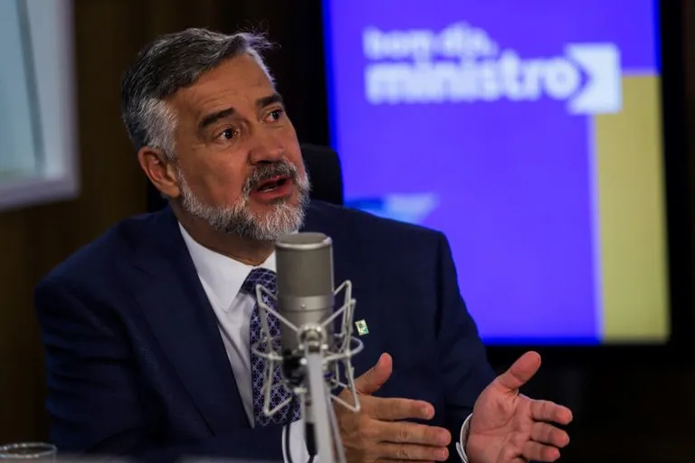 Ministro Paulo Pimenta afirma não conhecer Aécio Neves e gera reação do PSDB