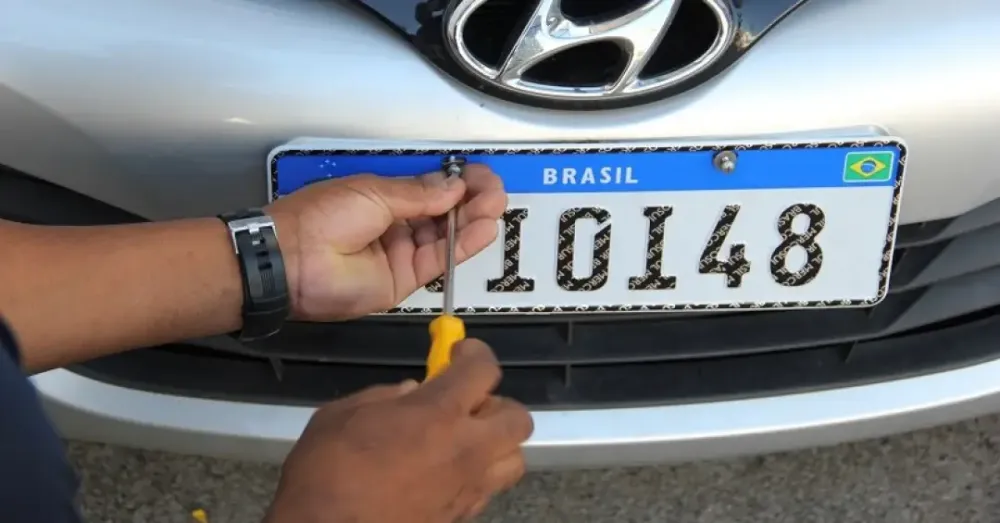 Com nova Lei, todos os carros do Brasil terão que trocar as placas veiculares