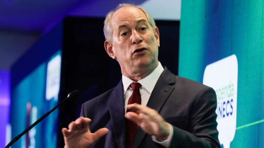 Ciro Gomes critica polarização política e sugere saída de Lula do cenário