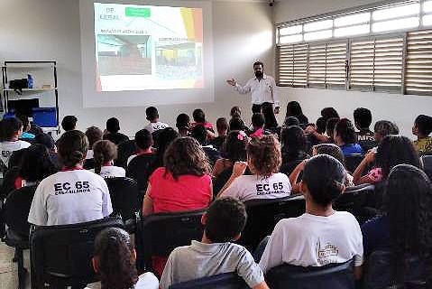 Alunos da rede pública aprendem sobre ocupação do solo e descarte de lixo