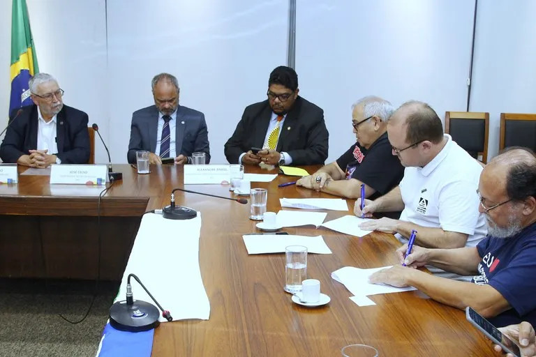 Governo Lula assina acordo com professores federais após dois meses de greve