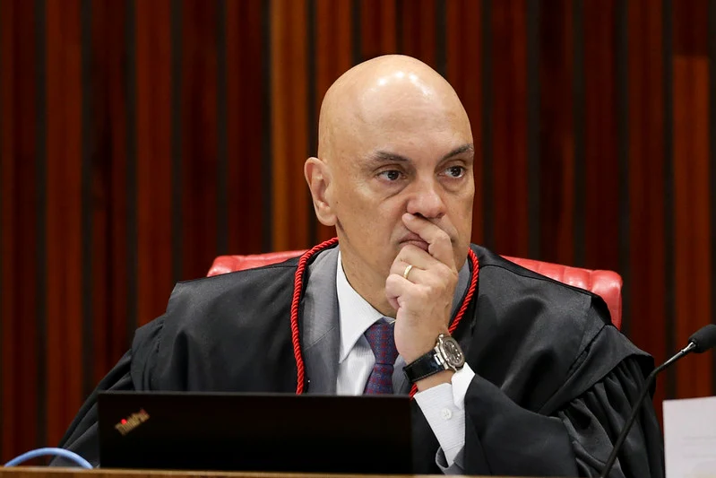 Decisão Judicial: União condenada por 'demora' de Moraes em liberar perfil de ex-deputado