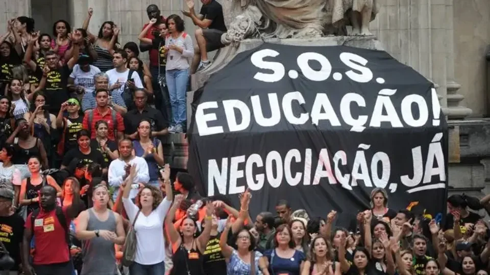  Impasse judicial desestabiliza acordo entre governo e professores em greve