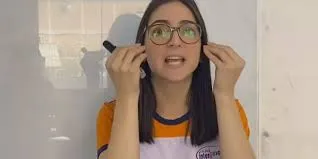 Professora é alvo de críticas nas redes por ensinar diferença de gênero em agradecimentos