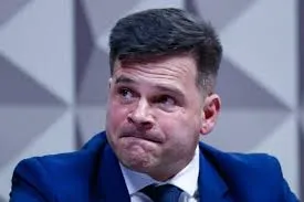 Ex-diretor da PRF enfrenta acusações após incidente em prisão do Distrito Federal