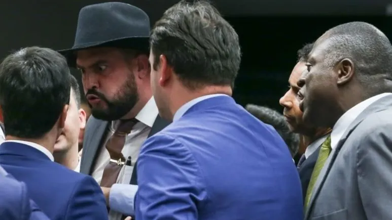 Confusão na Câmara: Zé Trovão parte para cima de Janones após sessão do Conselho de Ética