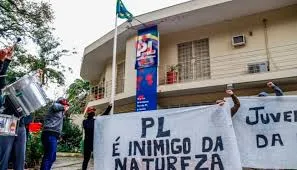 Sede do PL em São Paulo é vandalizada por manifestantes do MST