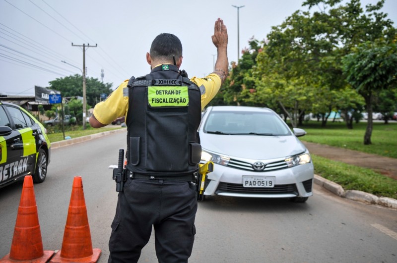 Agentes autuam 32 motoristas no feriado por dirigirem alcoolizados