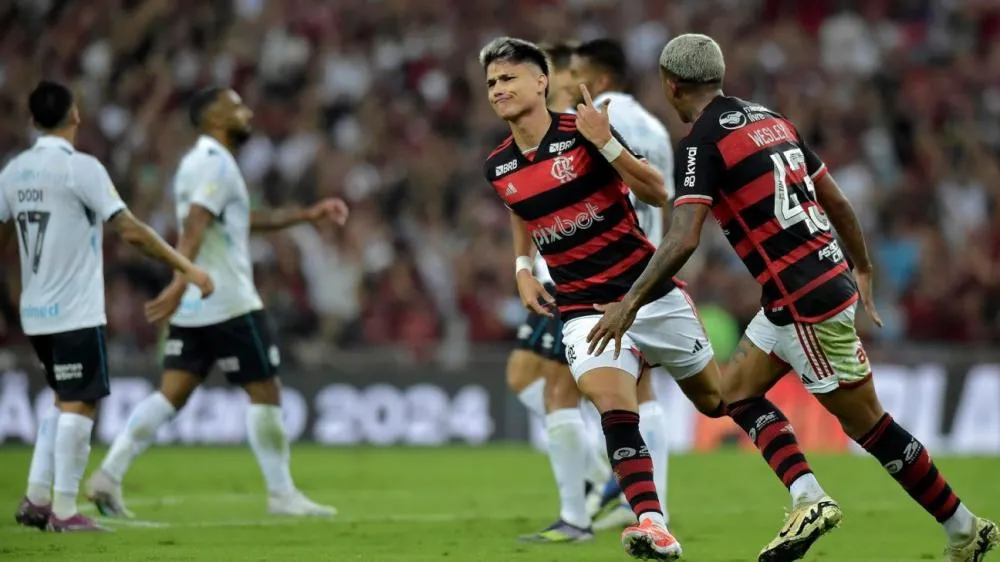 Flamengo vence o Grêmio por 2 a 1 e reassume a liderança do Brasileirão
