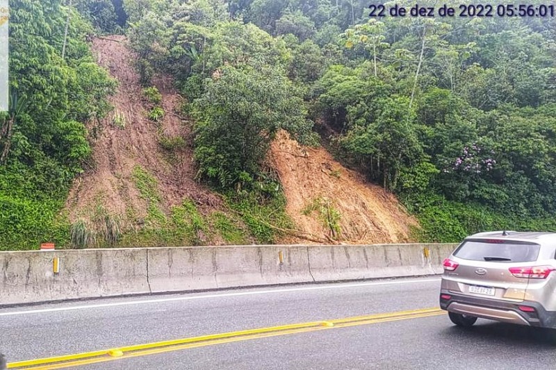 Após novas chuvas, BR-277 volta a ter pista simples; liberação no km 39 pode ocorrer nesta quinta