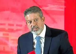 Arthur Lira reafirma compromisso com o Brasil e adia votação de projeto controverso