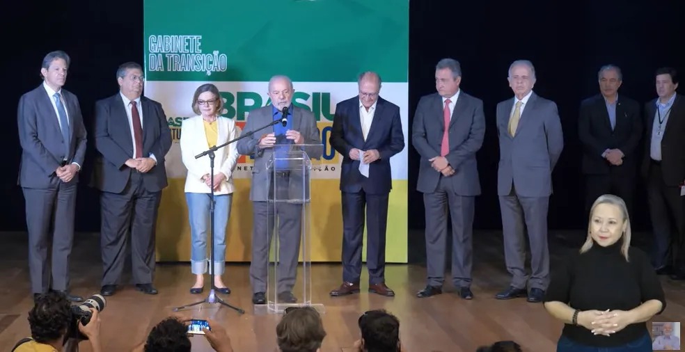 Lula anuncia 16 ministros para compor Novo Governo