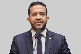 Aliados de André Janones são acusados de mentir em depoimentos sobre rachadinha, revela relatório da PF