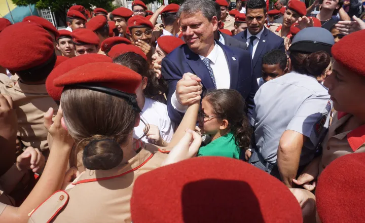 Programa cívico-militar em escolas de São Paulo: Diretores devem decidir adesão até sexta-feira