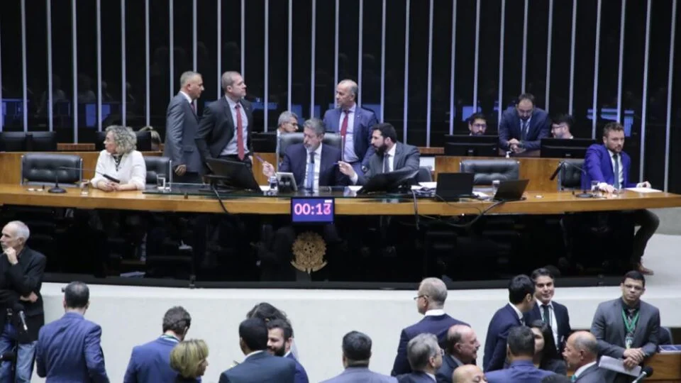 PEC da Anistia a partidos: Proposta de refinanciamento e críticas no Senado