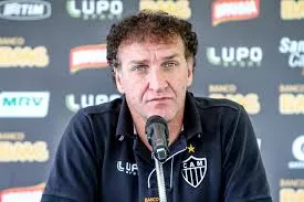 Cuca deixa o comando do Athletico-PR após empate com Corinthians