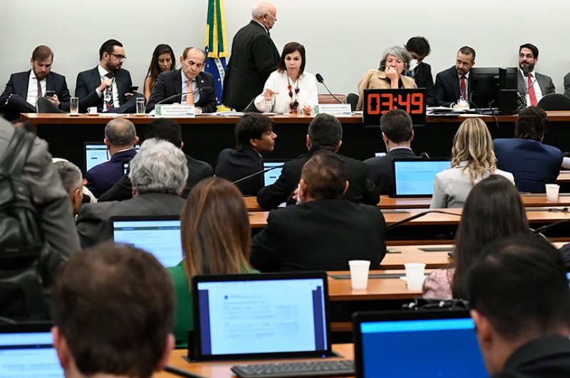 CMO aprova destinação de metade das emendas RP9 para cinco ministérios