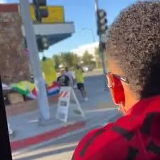 Neymar compra camisa do Brasil de ambulantes em Los Angeles