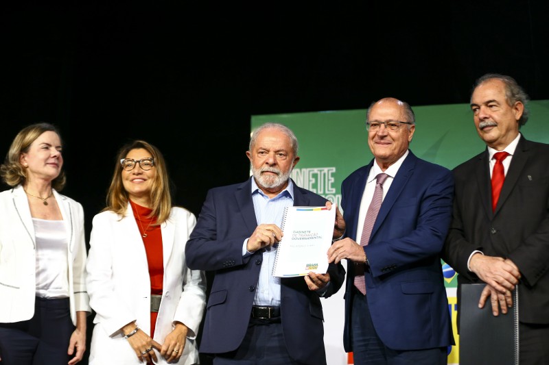 Relatório do governo de transição sugere revogação de normas