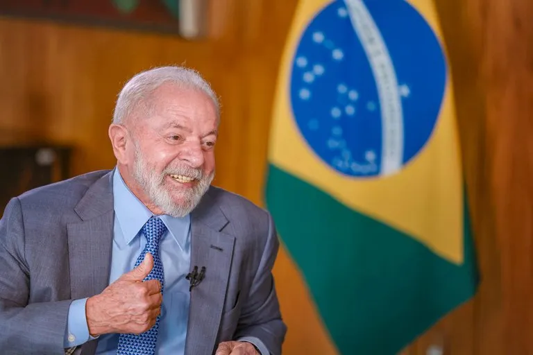 Presidente Lula antecipa sanção de programa automotivo e reintroduz taxação de compras online