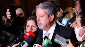 Arthur Lira destaca urgência em garantir arcabouço fiscal e discute reforma tributária durante evento em Lisboa